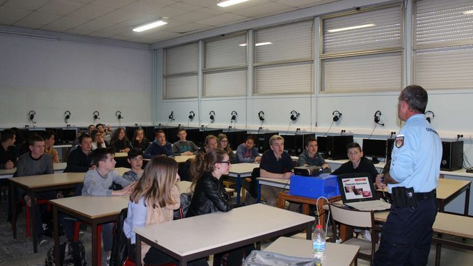 La Brigade de Prévention de la Délinquance Juvénile au collège Saint-François.